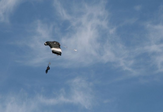  天空中的跳伞运动员 